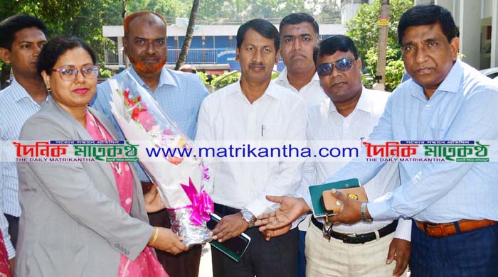 রাজবাড়ীর নবাগত জেলা প্রশাসককে কালেক্টরেট স্টাফদের ফুলেল শুভেচ্ছা